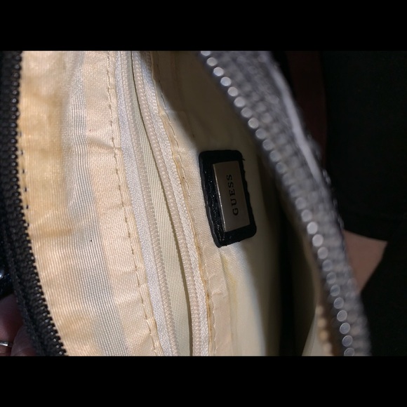 Guess crossbody purse - Picture 2 of 2